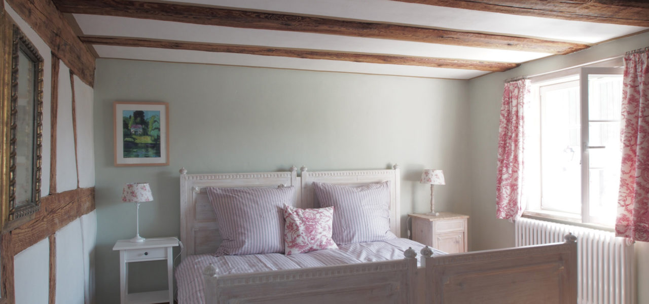 Schlafzimmer der Ferienwohnung im Erdgeschoss mit Doppelbett