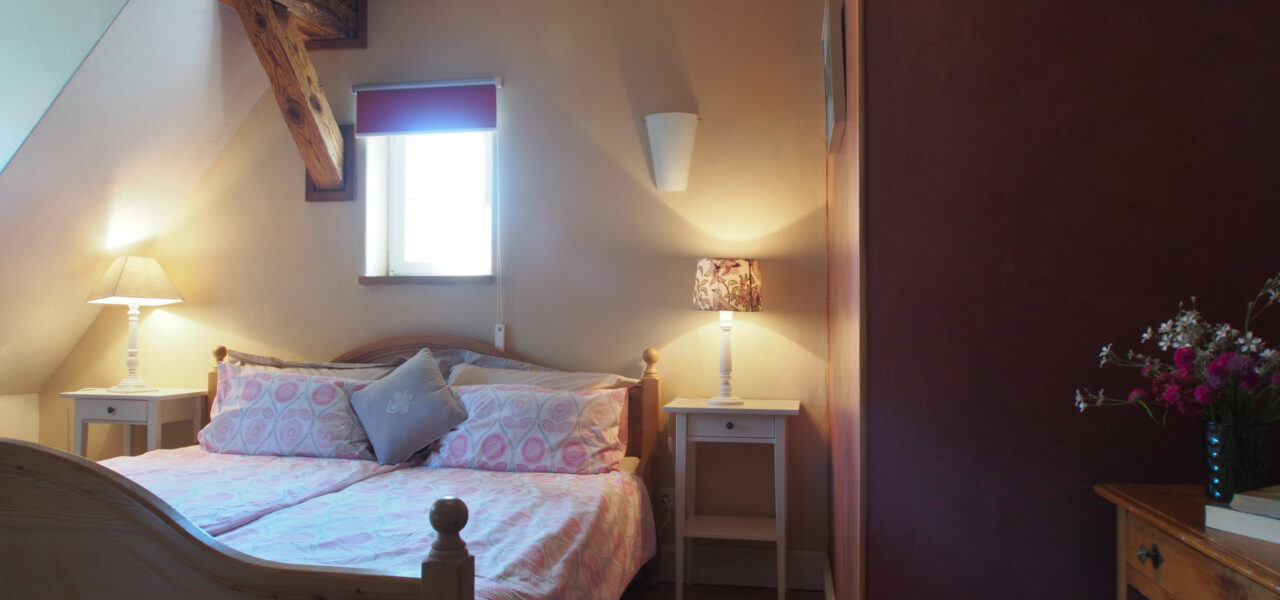 Schlafzimmer der Ferienwohnung im Dachgeschoss mit Doppelbett